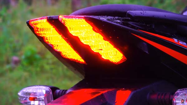 പള്‍സര്‍ 125 സ്പ്ലിറ്റ് സീറ്റ് പതിപ്പിനെ ഡീലര്‍ഷിപ്പില്‍ എത്തിച്ച് ബജാജ്