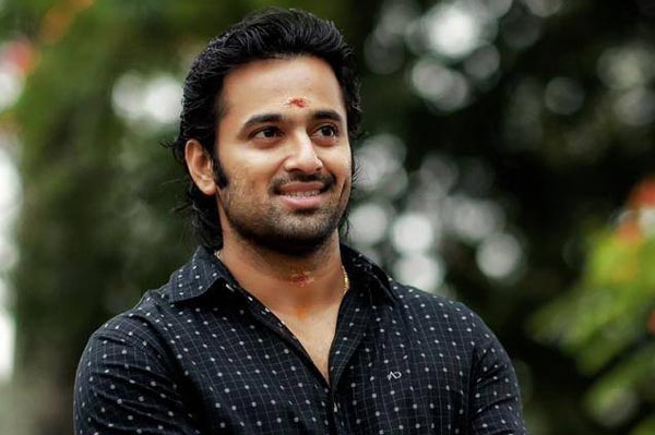 ജിം മാസ്റ്റര്‍ക്ക് ഓണസമ്മാനമായി യമഹ R15 V3 നല്‍കി ഉണ്ണിമുകുന്ദന്‍; വീഡിയോ