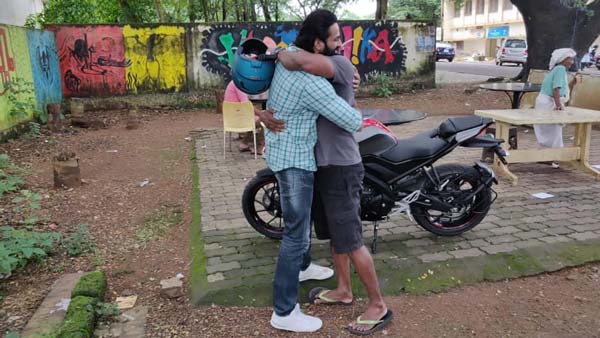 ജിം മാസ്റ്റര്‍ക്ക് ഓണസമ്മാനമായി യമഹ R15 V3 നല്‍കി ഉണ്ണിമുകുന്ദന്‍; വീഡിയോ