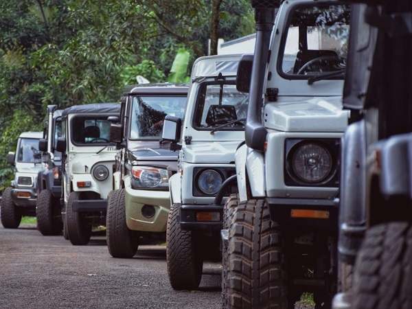 ആപത്തിൽ സഹായത്തിന് ഓടിയെത്തിയ ജീപ്പിന് പിന്നീട് ആപ്പ് വെച്ച് പൊലീസ്