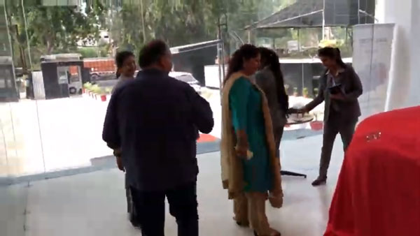 സ്നേഹ നിധിയായ ഭാര്യയ്ക്ക് ഭർത്താവ് വിവാഹ വാർഷിക സമ്മാനമായി നൽകിയത് കിയ സെൽറ്റോസ്