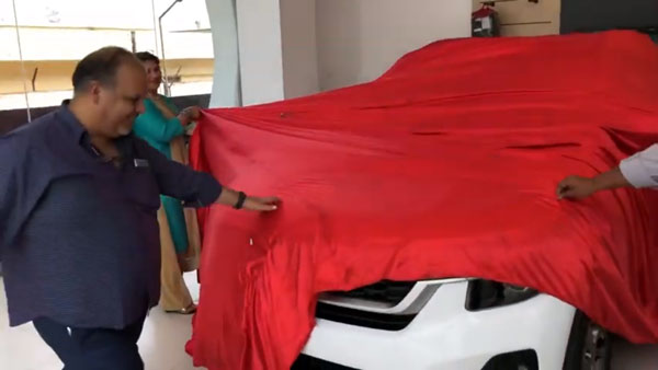 സ്നേഹ നിധിയായ ഭാര്യയ്ക്ക് ഭർത്താവ് വിവാഹ വാർഷിക സമ്മാനമായി നൽകിയത് കിയ സെൽറ്റോസ്