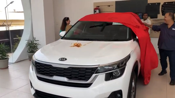 സ്നേഹ നിധിയായ ഭാര്യയ്ക്ക് ഭർത്താവ് വിവാഹ വാർഷിക സമ്മാനമായി നൽകിയത് കിയ സെൽറ്റോസ്