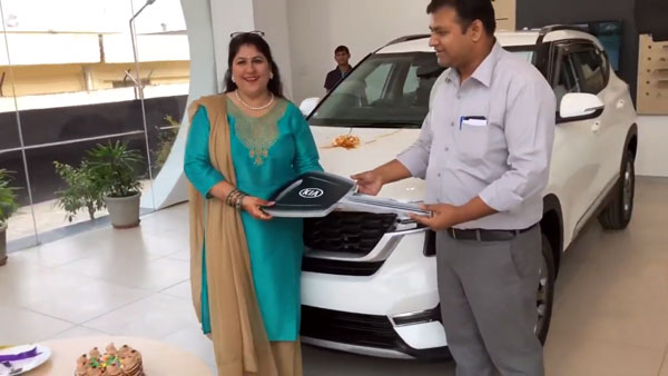 സ്നേഹ നിധിയായ ഭാര്യയ്ക്ക് ഭർത്താവ് വിവാഹ വാർഷിക സമ്മാനമായി നൽകിയത് കിയ സെൽറ്റോസ്