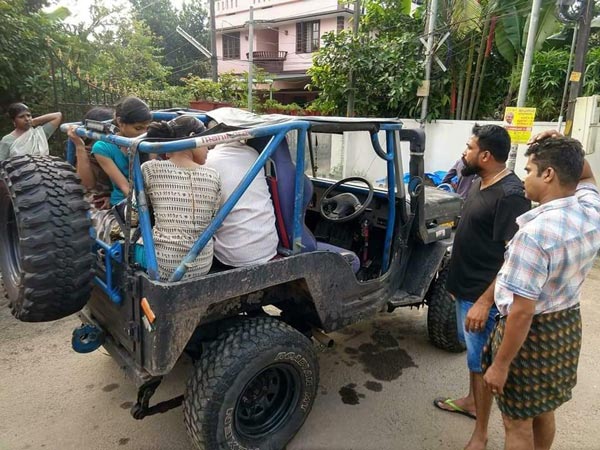 ആപത്തിൽ സഹായത്തിന് ഓടിയെത്തിയ ജീപ്പിന് പിന്നീട് ആപ്പ് വെച്ച് പൊലീസ്
