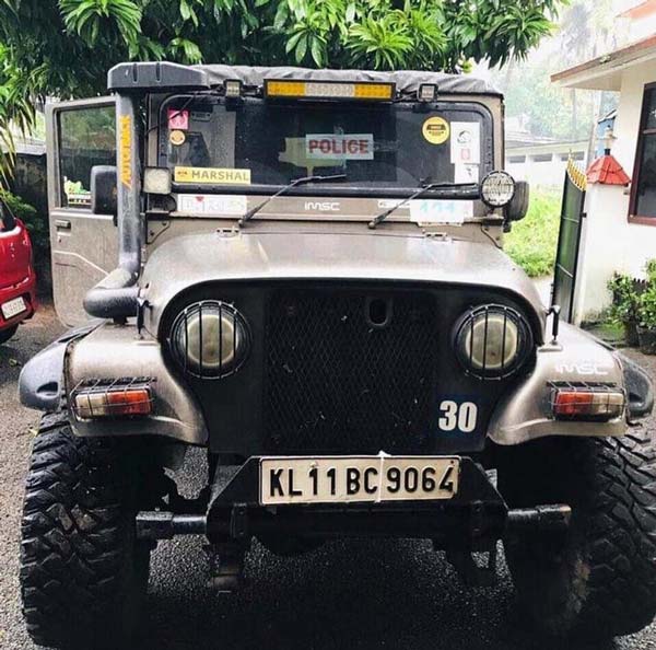 ആപത്തിൽ സഹായത്തിന് ഓടിയെത്തിയ ജീപ്പിന് പിന്നീട് ആപ്പ് വെച്ച് പൊലീസ്
