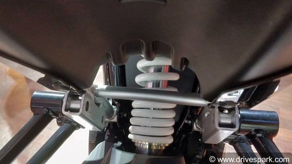 ഇലക്ട്രിക്ക് ബൈക്കുകളുടെ ആദ്യ ബാച്ചിനെ കൈമാറി റിവോള്‍ട്ട്