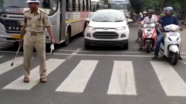 മകന് ലഭിച്ച പിഴയ്ക്കെതിരെ റോഡിൽ കിടന്ന് അച്ഛന്റെ പ്രതിഷേധം; വീഡിയോ വൈറൽ