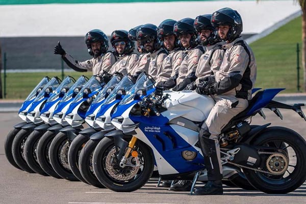 അബുദാബി പൊലീസിന്റെ ഭാഗമായി ഡ്യുക്കാട്ടി പാനിഗാലെ