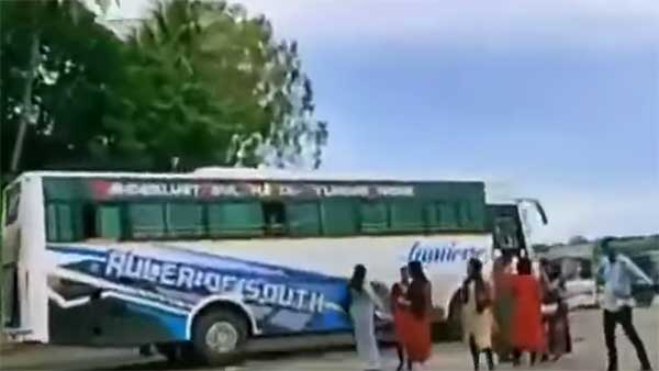 വീണ്ടും കൈവിട്ട കളിയുമായി ടൂറിസ്റ്റ് ബസ് ഡ്രൈവർമാർ