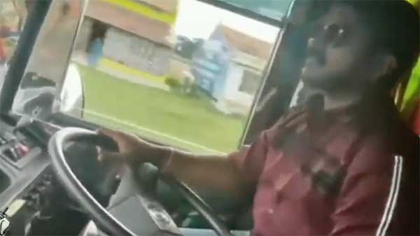 വീണ്ടും കൈവിട്ട കളിയുമായി ടൂറിസ്റ്റ് ബസ് ഡ്രൈവർമാർ