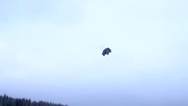 നിസ്സാരം! രണ്ട് കോടിയുടെ കാർ ഹെലിക്കോപ്ടറിൽ നിന്ന് കളിപ്പാട്ടം താഴേക്കിട്ട് യുവാവ്