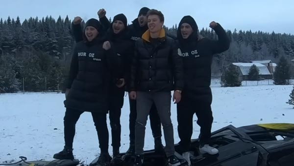 നിസ്സാരം! രണ്ട് കോടിയുടെ കാർ ഹെലിക്കോപ്ടറിൽ നിന്ന് കളിപ്പാട്ടം താഴേക്കിട്ട് യുവാവ്