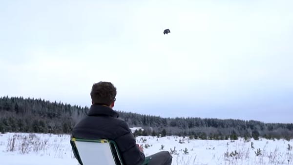 നിസ്സാരം! രണ്ട് കോടിയുടെ കാർ ഹെലിക്കോപ്ടറിൽ നിന്ന് കളിപ്പാട്ടം താഴേക്കിട്ട് യുവാവ്