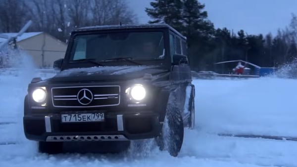 നിസ്സാരം! രണ്ട് കോടിയുടെ കാർ ഹെലിക്കോപ്ടറിൽ നിന്ന് കളിപ്പാട്ടം താഴേക്കിട്ട് യുവാവ്