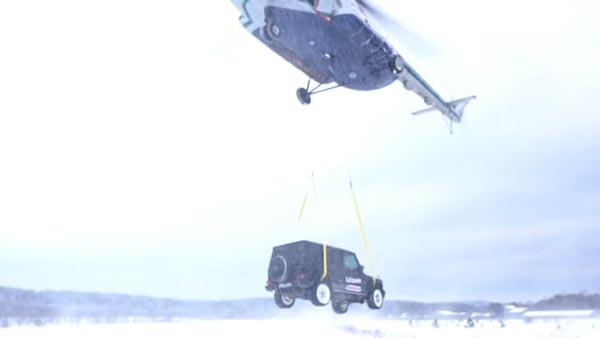 നിസ്സാരം! രണ്ട് കോടിയുടെ കാർ ഹെലിക്കോപ്ടറിൽ നിന്ന് കളിപ്പാട്ടം താഴേക്കിട്ട് യുവാവ്