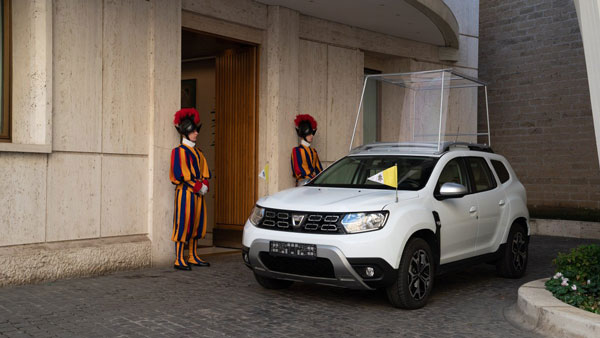 ക്രിസ്മസ് സമ്മാനമായി മാര്‍പാപ്പയ്ക്ക് ഡാസിയ ഡസ്റ്റര്‍ സമ്മാനിച്ച് റെനോ