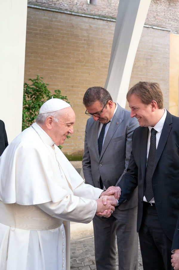 ക്രിസ്മസ് സമ്മാനമായി മാര്‍പാപ്പയ്ക്ക് ഡാസിയ ഡസ്റ്റര്‍ സമ്മാനിച്ച് റെനോ