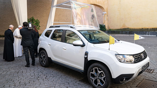 ക്രിസ്മസ് സമ്മാനമായി മാര്‍പാപ്പയ്ക്ക് ഡാസിയ ഡസ്റ്റര്‍ സമ്മാനിച്ച് റെനോ