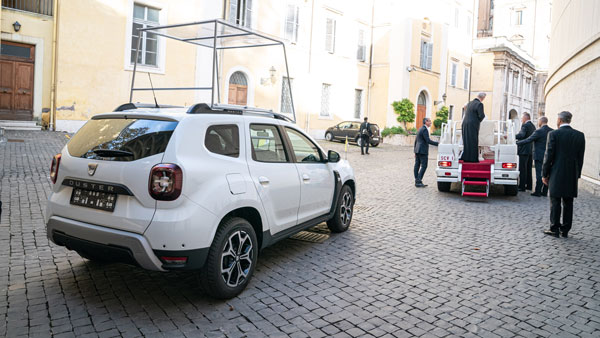 ക്രിസ്മസ് സമ്മാനമായി മാര്‍പാപ്പയ്ക്ക് ഡാസിയ ഡസ്റ്റര്‍ സമ്മാനിച്ച് റെനോ