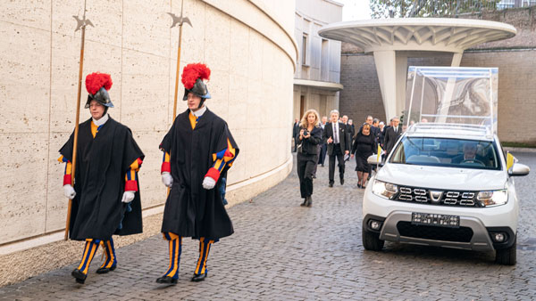 ക്രിസ്മസ് സമ്മാനമായി മാര്‍പാപ്പയ്ക്ക് ഡാസിയ ഡസ്റ്റര്‍ സമ്മാനിച്ച് റെനോ