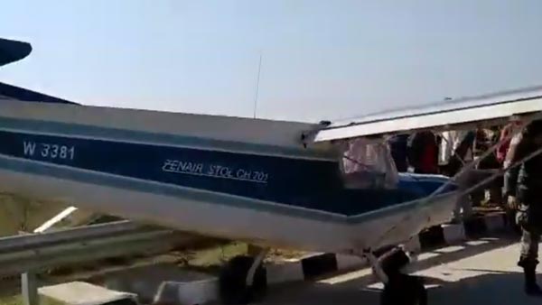 തകരാർ മൂലം വിമാനം എക്സ്പ്രസ് ഹൈവേയിൽ ലാൻഡ് ചെയ്തു