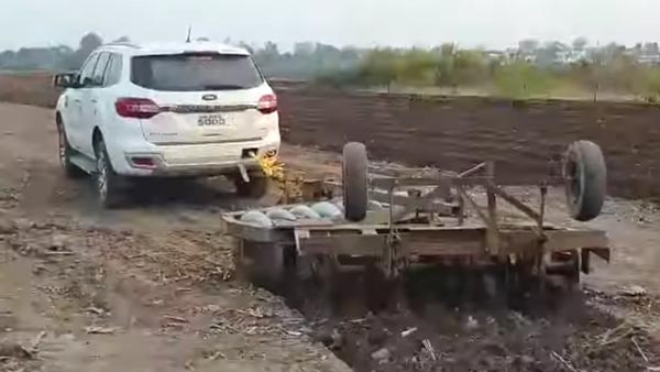 ട്രാക്ക്ടറിന്റെ ദൗത്യവും നിർവ്വഹിച്ച് ഫോർഡ് എൻ‌ഡവർ; വീഡിയോ