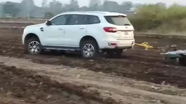 ട്രാക്ക്ടറിന്റെ ദൗത്യവും നിർവ്വഹിച്ച് ഫോർഡ് എൻ‌ഡവർ; വീഡിയോ