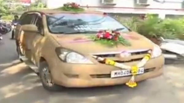 മകളുടെ കല്യാണത്തിന് അച്ഛന്‍ കാര്‍ അലങ്കരിച്ചത് ചാണകം പുരട്ടി; വീഡിയോ