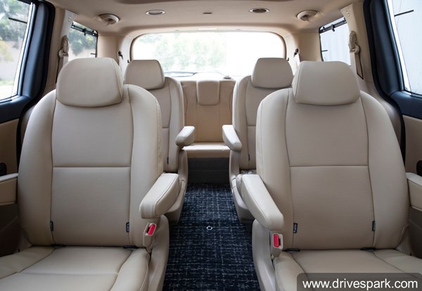 കാര്‍ണിവല്ലിനെ ഡീലര്‍ഷിപ്പില്‍ പ്രദര്‍ശിപ്പിച്ച് കിയ