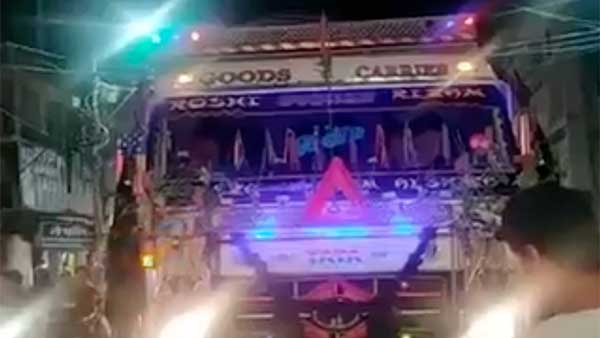 ഇമ്പമേറിയ ഹോൺ വീണ്ടു കേൾക്കാൻ ലോറി തടഞ്ഞ് ജനങ്ങൾ; വൈറൽ വീഡിയോ