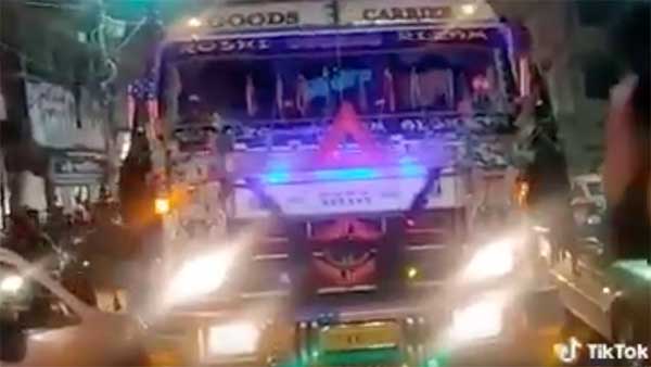 ഇമ്പമേറിയ ഹോൺ വീണ്ടു കേൾക്കാൻ ലോറി തടഞ്ഞ് ജനങ്ങൾ; വൈറൽ വീഡിയോ