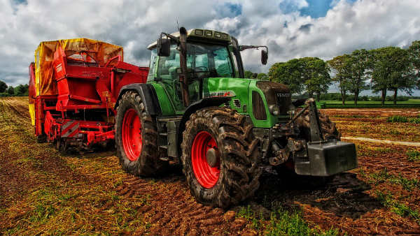 രാജ്യത്തെ ആദ്യ ഇലക്ട്രിക് ട്രാക്ടറിനെ അവതരിപ്പിച്ച് സ്റ്റാർട്ടപ്പ് കമ്പനി