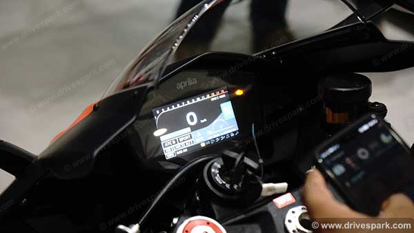 ഇന്ത്യയിലെ ആദ്യത്തെ RSV4 1100 ഫാക്‌ടറിയുടെ ഡെലിവറി നടത്തി അപ്രീലിയ