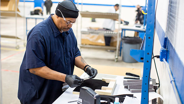 കൊവിഡ് -19; ആരോഗ്യ പ്രവർത്തകർക്ക് ഫെയ്സ് ഷീൽഡുകൾ അവതരിപ്പിച്ച് ഫോർഡ് കൊവിഡ് -19; ആരോഗ്യ പ്രവർത്തകർക്ക് ഫെയ്സ് ഷീൽഡുകൾ അവതരിപ്പിച്ച് ഫോർഡ്