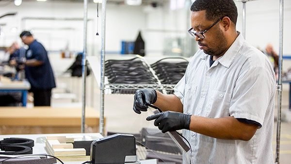 കൊവിഡ് -19; ആരോഗ്യ പ്രവർത്തകർക്ക് ഫെയ്സ് ഷീൽഡുകൾ അവതരിപ്പിച്ച് ഫോർഡ് കൊവിഡ് -19; ആരോഗ്യ പ്രവർത്തകർക്ക് ഫെയ്സ് ഷീൽഡുകൾ അവതരിപ്പിച്ച് ഫോർഡ്