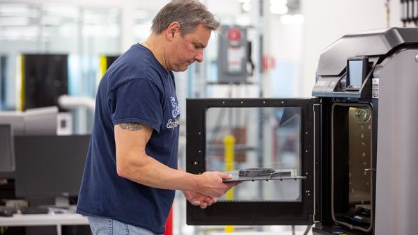 കൊവിഡ് -19; ആരോഗ്യ പ്രവർത്തകർക്ക് ഫെയ്സ് ഷീൽഡുകൾ അവതരിപ്പിച്ച് ഫോർഡ് കൊവിഡ് -19; ആരോഗ്യ പ്രവർത്തകർക്ക് ഫെയ്സ് ഷീൽഡുകൾ അവതരിപ്പിച്ച് ഫോർഡ്