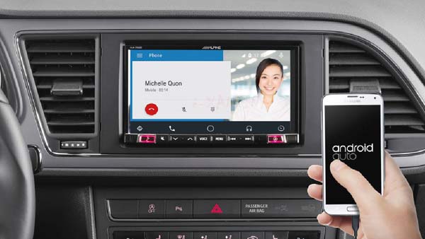 ഓട്ടോ ഡ്രൈവർമാരുടെ ഹെഡ്ഫോണുകൾ പിടിച്ചെടുത്ത് പൊലീസ് തീയിട്ടു; വീഡിയോ