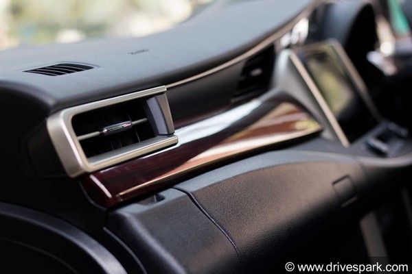 ക്രിസ്റ്റയുടെ സ്‌പെഷ്യല്‍ എഡിഷന്‍ പതിപ്പിനെ അവതരിപ്പിക്കാനൊരുങ്ങി ടൊയോട്ട