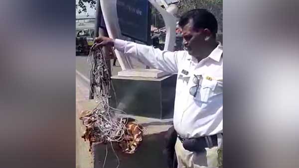 ഓട്ടോ ഡ്രൈവർമാരുടെ ഹെഡ്ഫോണുകൾ പിടിച്ചെടുത്ത് പൊലീസ് തീയിട്ടു; വീഡിയോ