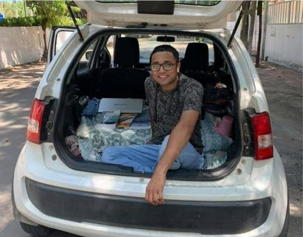 പകല്‍ കൊവിഡ് പരിചരണം, രാത്രിയുറക്കം കാറില്‍; ഡോക്ടര്‍ക്ക് താമസസൗകര്യമൊരുക്കി അധികൃതര്‍