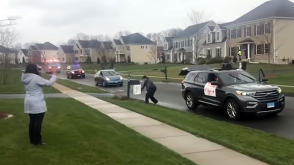 യുഎസിൽ കൊവിഡ് രോഗികളെ ചികിത്സിച്ച ഇന്ത്യൻ ഡോക്ടർക്ക് നൂറു കാറുകളുടെ സല്യൂട്ട്