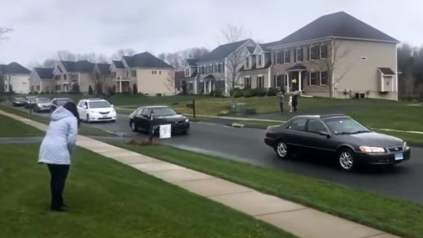 യുഎസിൽ കൊവിഡ് രോഗികളെ ചികിത്സിച്ച ഇന്ത്യൻ ഡോക്ടർക്ക് നൂറു കാറുകളുടെ സല്യൂട്ട്