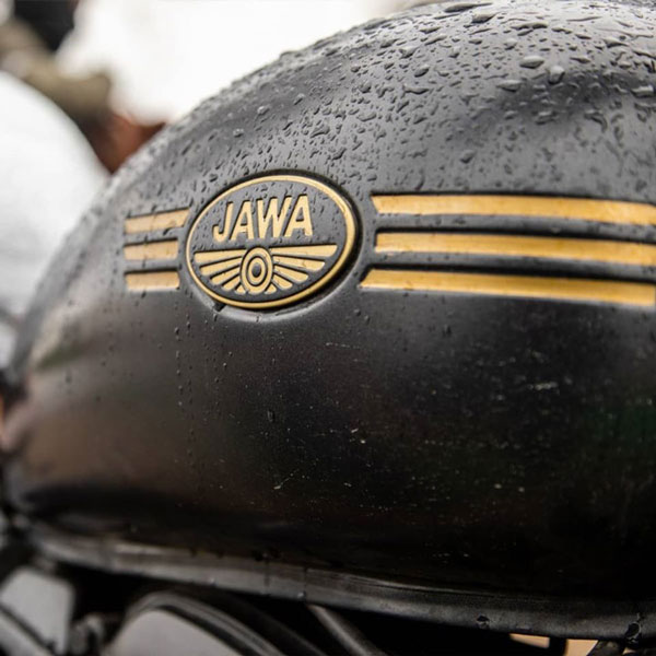 കൊവിഡ്-19 വ്യാപനം തടയാൻ ഫെയ്സ് ഷീൽഡുകൾ നിർമ്മിച്ച് ജാവ മോട്ടോർസൈക്കിൾസ്