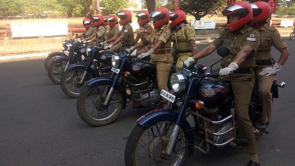 ബുള്ളറ്റിൽ കറങ്ങി വനിതാ പൊലീസ്, മറ്റൊന്നിനുമല്ല നിയമ നിർവഹണം നടത്താൻ തന്നെ!