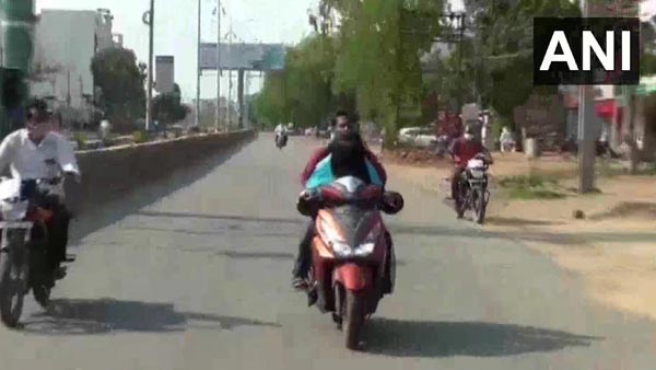 ലോക്ക്ഡൗണില്‍ കുടുങ്ങി മകന്‍; തിരിച്ചെത്തിക്കാന്‍ അമ്മ സ്‌കൂട്ടറോടിച്ചത് 1400 കിലോമീറ്റര്‍