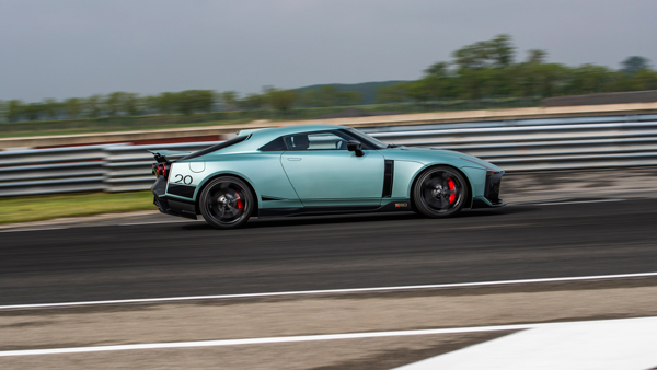 ഇറ്റാൽഡിസൈൻ അൾട്രാ എക്‌സ്‌ക്ലൂസീവ് GT-R50 മോഡലിനായുള്ള ഡെലിവറികൾ അടുത്ത വർഷം ആദ്യം ആരംഭിക്കും. പുതിയ GT-R50 സ്റ്റാൻഡേർഡ് കാറിനേക്കാൾ നീളവും വീതിയുള്ളതാണ്. 