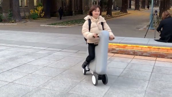 വെയർ എവർ യു ഗോ, ഐ ആം ദെയർ; ഊതി വീർപ്പിക്കാൻ കഴിയുന്ന ഇലക്ട്രിക് സ്കൂട്ടർ