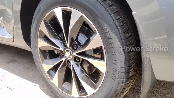 അരങ്ങേറ്റത്തിനൊരുങ്ങി സ്‌കോഡ സൂപ്പര്‍ബ് ഫെയ്‌സ്‌ലിഫ്റ്റ്; ഡീലര്‍ഷിപ്പുകളില്‍ എത്തി