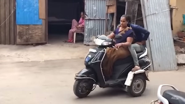 ലോക്ക്ഡൗണില്‍ കുടുങ്ങി മകന്‍; അംഗപരിമിതയായ അമ്മ സ്‌കൂട്ടറോടിച്ചത് 1400 കിലോമീറ്റര്‍